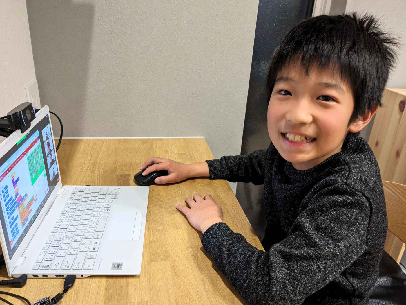 オンライン校で学ぶ子ども